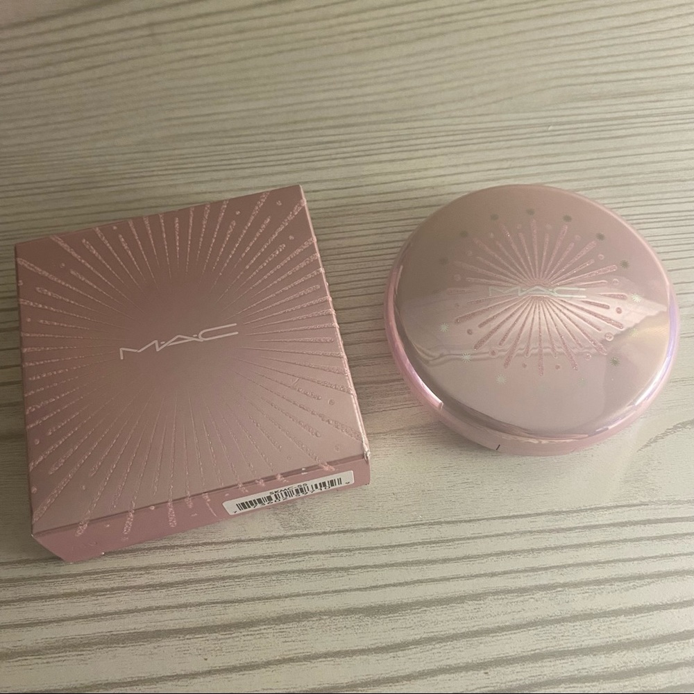 Mac Cosmetics Flare For The Dramatic Highlighter - Picture 3 of 7